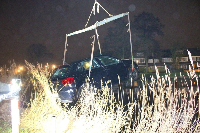 Vergeten handrem laat auto het water in rollen