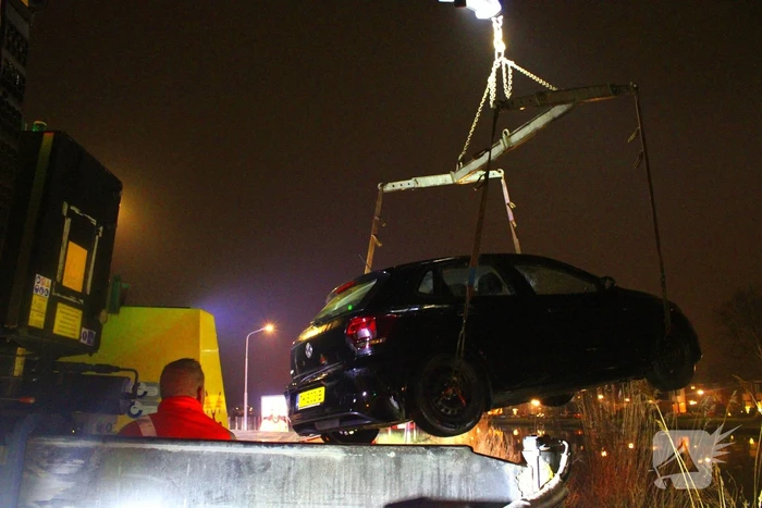 Vergeten handrem laat auto het water in rollen