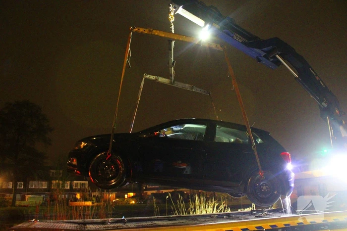 Vergeten handrem laat auto het water in rollen