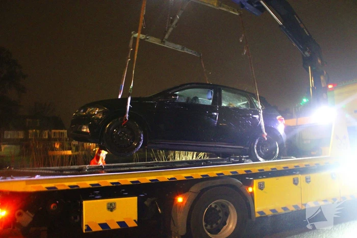 Vergeten handrem laat auto het water in rollen