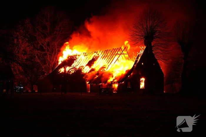 Grote uitslaande brand in boerderij