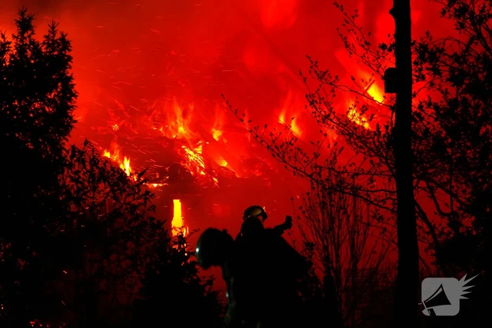 Grote uitslaande brand in boerderij