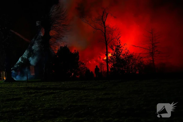 Grote uitslaande brand in boerderij