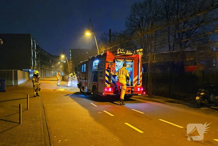 Winkelwagen met afval in brand gestoken