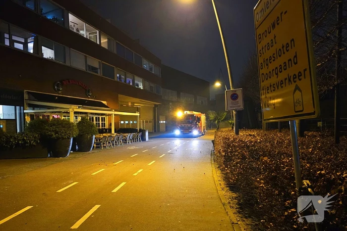 Winkelwagen met afval in brand gestoken
