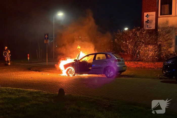 Auto rijdt over vuurtje heen en vat vlam