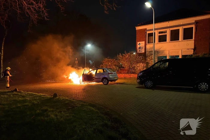 Auto rijdt over vuurtje heen en vat vlam
