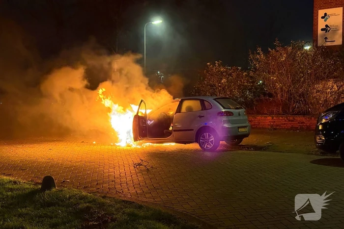 Auto rijdt over vuurtje heen en vat vlam