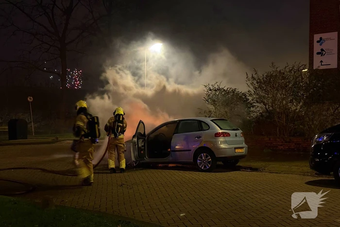Auto rijdt over vuurtje heen en vat vlam