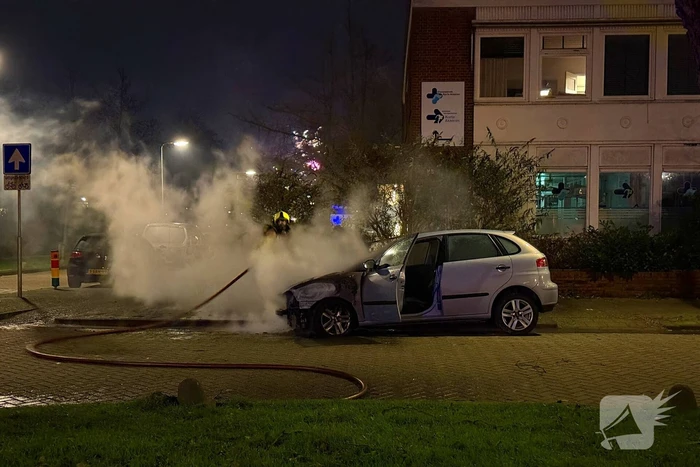 Auto rijdt over vuurtje heen en vat vlam