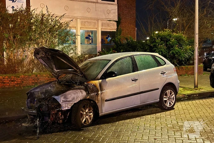 Auto rijdt over vuurtje heen en vat vlam
