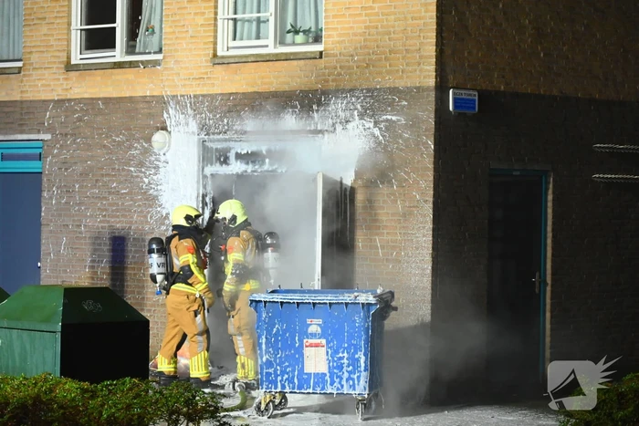 Brandweer blust brand in berging