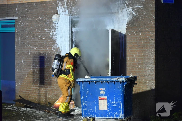 Brandweer blust brand in berging
