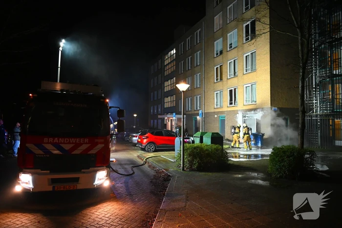 Brandweer blust brand in berging