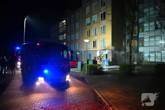 Brandweer blust brand in berging