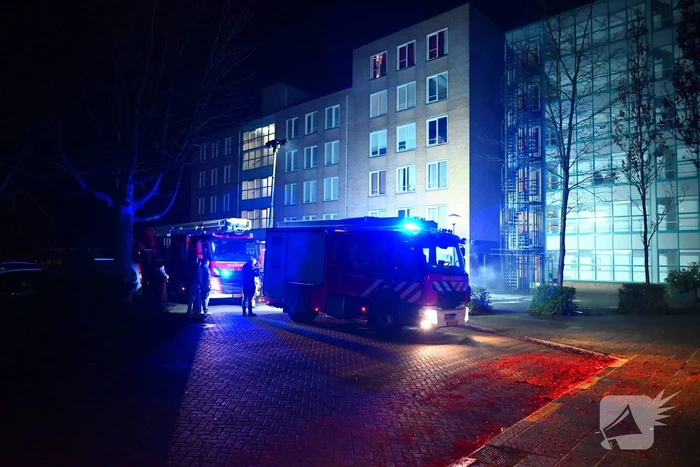 Brandweer blust brand in berging