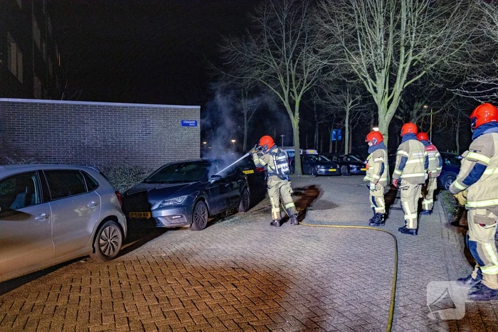 Geparkeerde personenauto uitgebrand