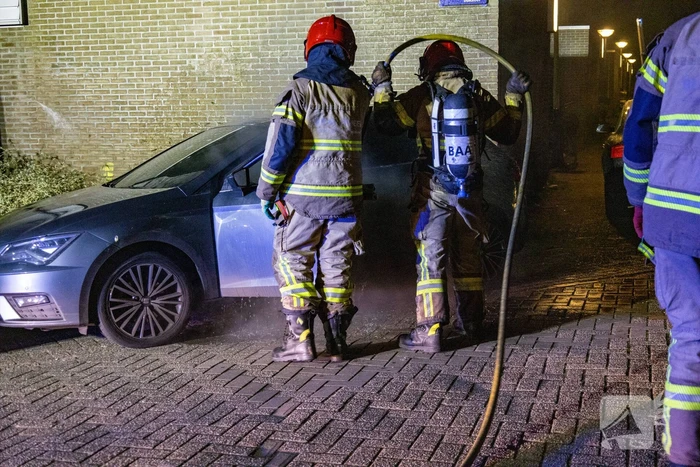 Geparkeerde personenauto uitgebrand