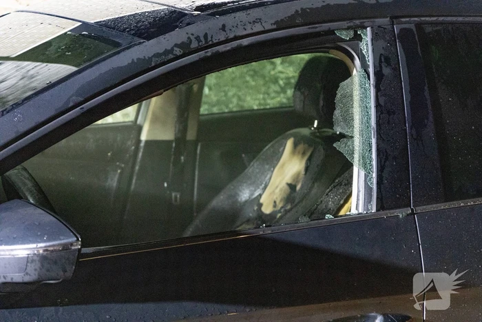 Geparkeerde personenauto uitgebrand