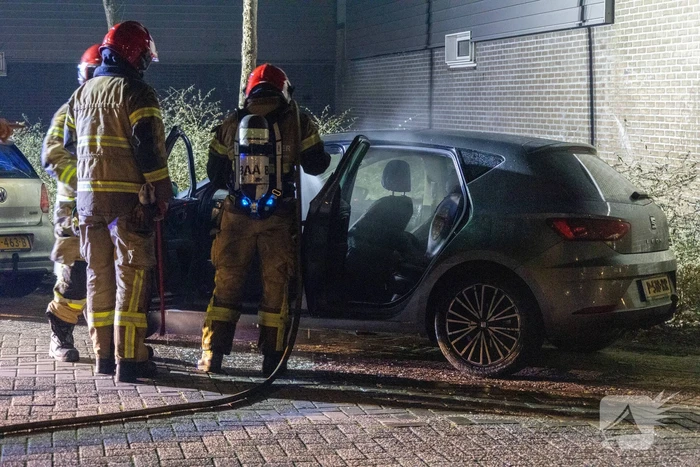 Geparkeerde personenauto uitgebrand