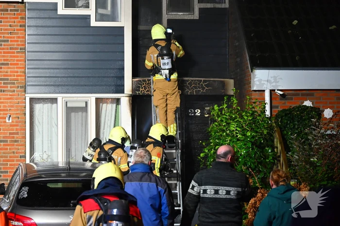 Brandweerlieden zoeken naar brand bij woning