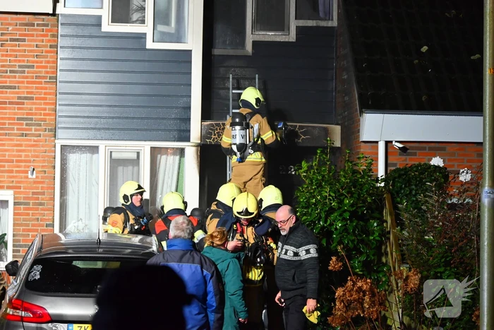 Brandweerlieden zoeken naar brand bij woning