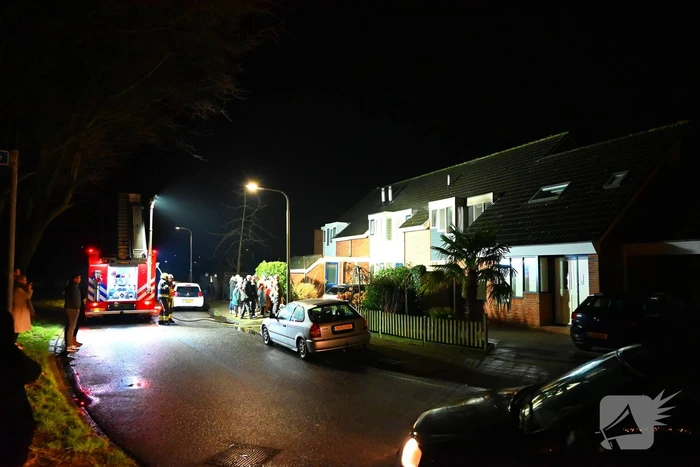 Brandweerlieden zoeken naar brand bij woning