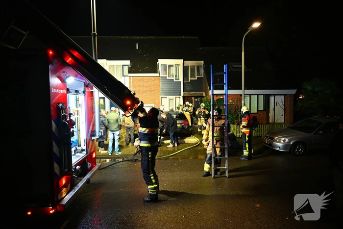 Brandweerlieden zoeken naar brand bij woning