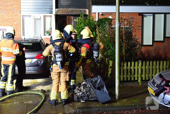 Brandweerlieden zoeken naar brand bij woning