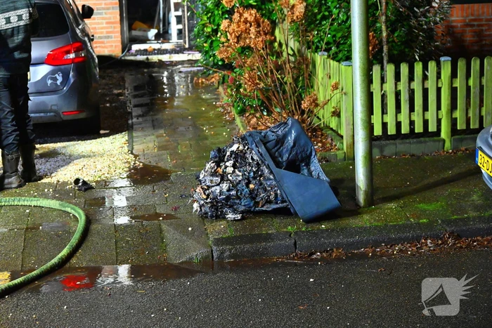 Brandweerlieden zoeken naar brand bij woning