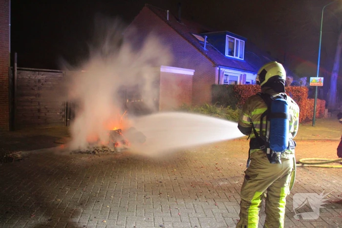 Vreugdevuur dreigt over te slaan naar schutting