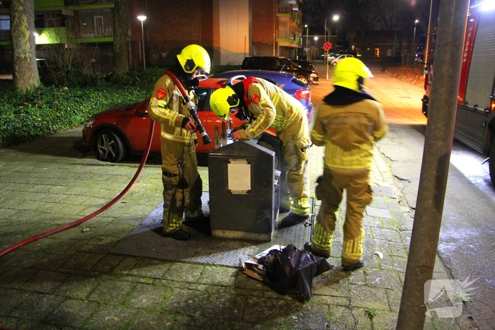 Vuurwerk veroorzaakt brand in ondergrondse vuilcontainer