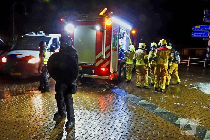 Brand op kruising onder politie begeleiding geblust