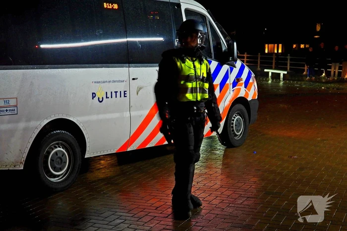 Brand op kruising onder politie begeleiding geblust