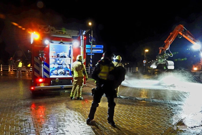 Brand op kruising onder politie begeleiding geblust