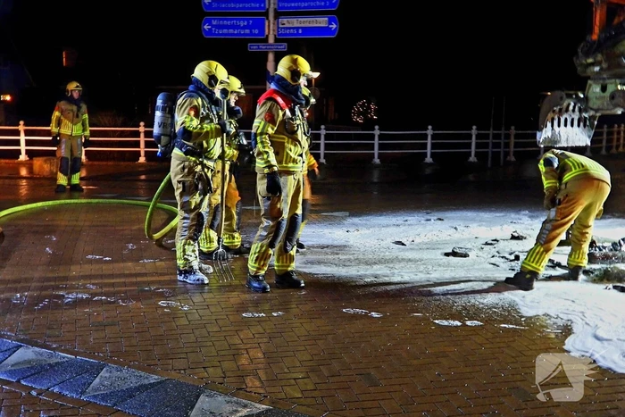 Brand op kruising onder politie begeleiding geblust