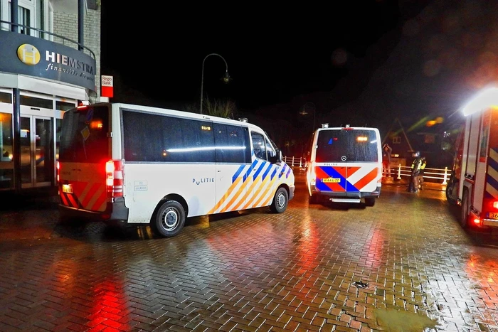 Brand op kruising onder politie begeleiding geblust
