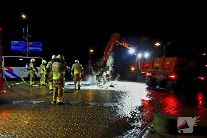 Brand op kruising onder politie begeleiding geblust