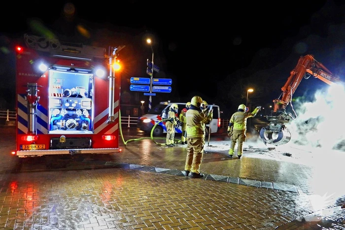 Brand op kruising onder politie begeleiding geblust