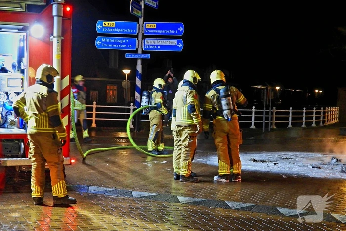 Brand op kruising onder politie begeleiding geblust