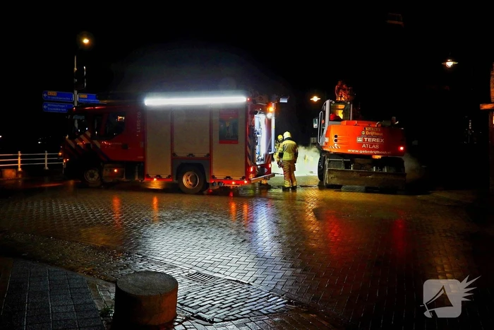 Brand op kruising onder politie begeleiding geblust