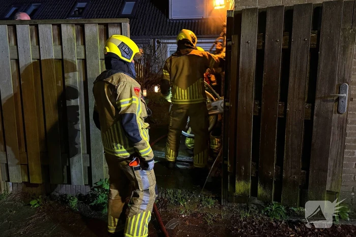 Brandweer dooft brand in schuur