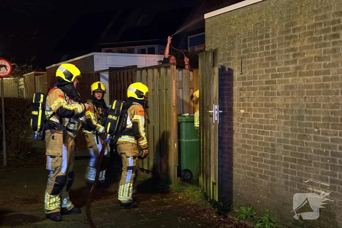 Brandweer dooft brand in schuur