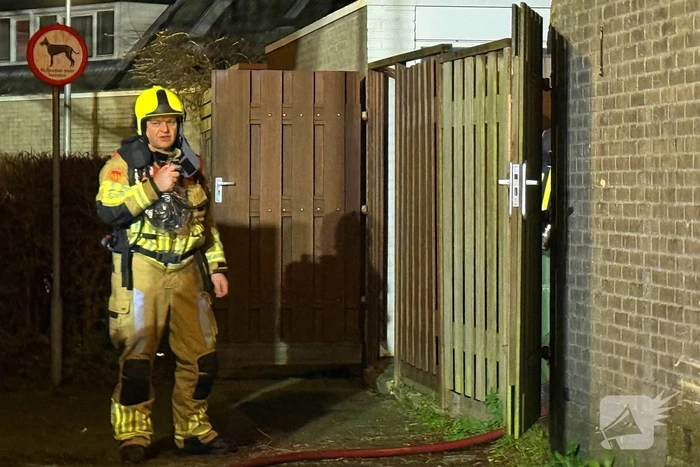 Brandweer dooft brand in schuur