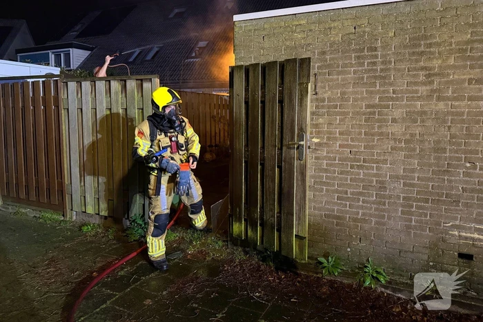 Brandweer dooft brand in schuur
