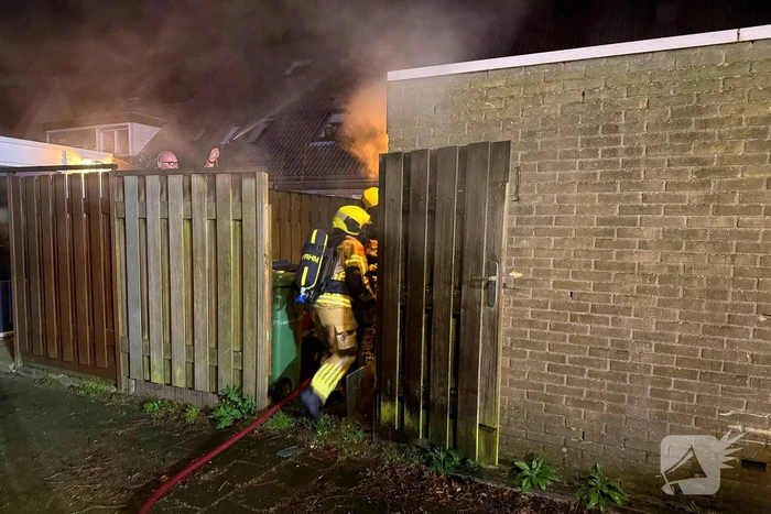 Brandweer dooft brand in schuur