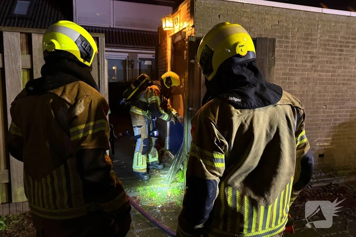 Brandweer dooft brand in schuur