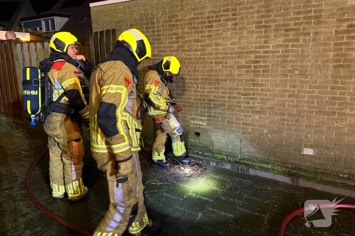 Brandweer dooft brand in schuur
