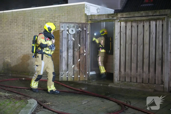 Brandweer dooft brand in schuur