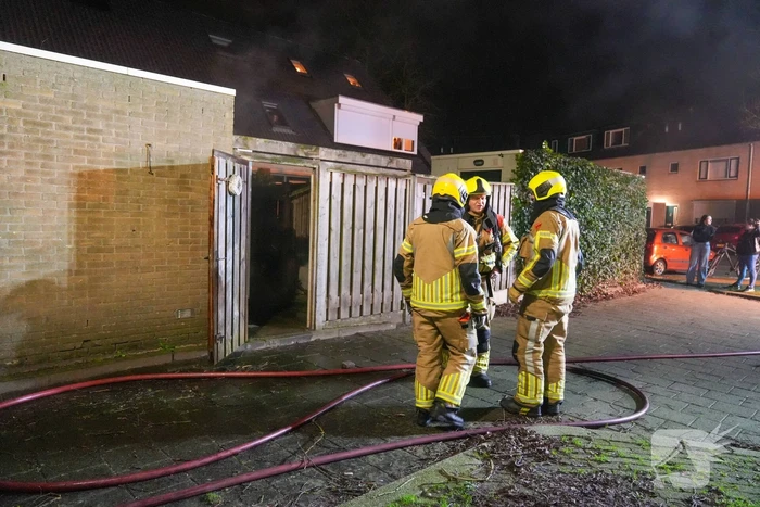 Brandweer dooft brand in schuur